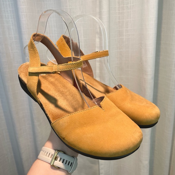 Dansko Women's 39 Rowan Closed Toe Leather Sandal Mustard Nubuck Breathable Tan - Picture 2 of 16